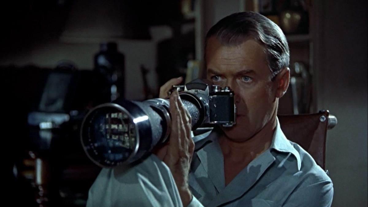 Kritik: Das Fenster zum Hof (USA 1954) – Hitchcocks Verwirrspiel neu in 4K